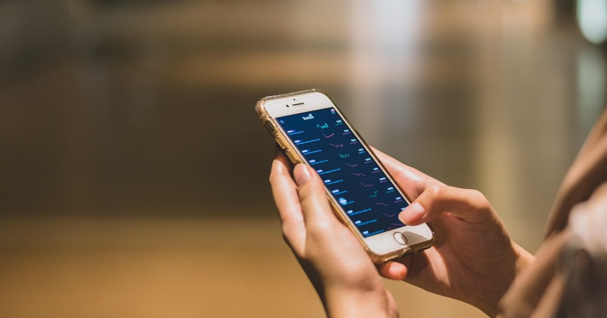 Bir kişi akıllı telefonunda bir uygulamayı test ediyor.